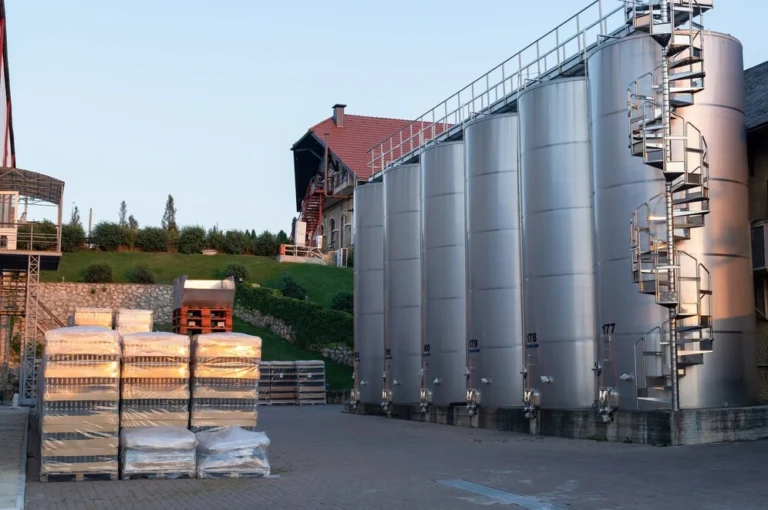 contendedores industriales en el campo