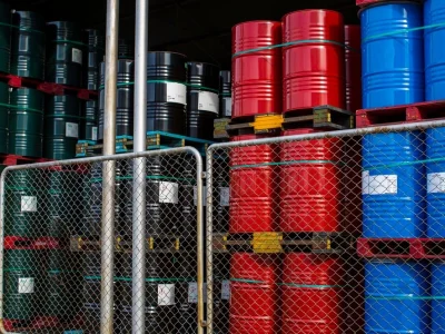 barriles-petroleo-rojos-o-bidones-quimicos-verticales_478515-9515_3_11zon