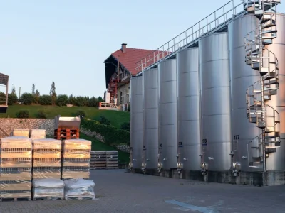 contendedores industriales en el campo