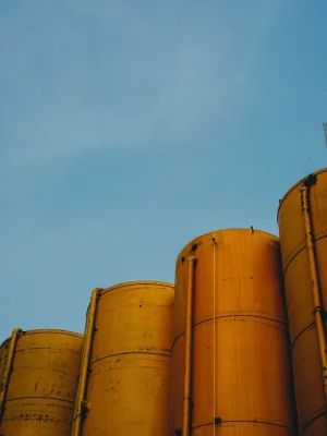 tiro-vertical-cuatro-silos-metalicos-amarillos-cielo-azul_181624-5116_6_11zon tiro-vertical-cuatro-silos-metalicos-amarillos-cielo-azul_181624-5116_6_11zon